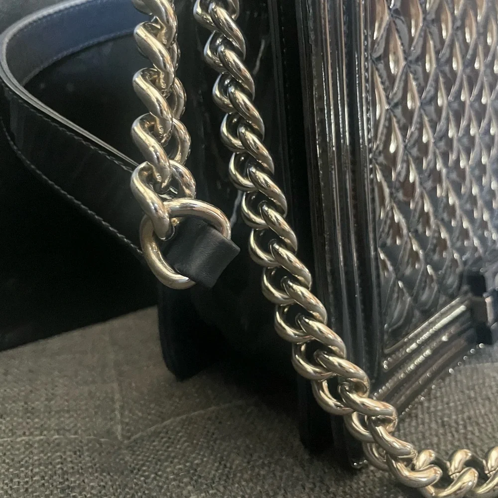 Chanel dark blue boy bag in patent leather - Picture 4 of 8
